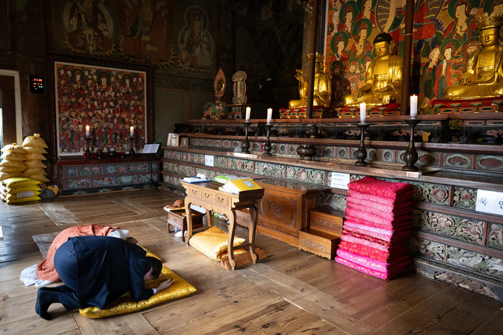 지난 22일 부산 금정구 범어사 대웅전에서 부처님께 삼배를 올리는 윤석열 대통령