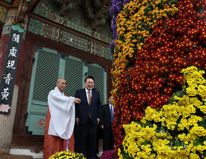 지난 22일 윤석열 대통령이 정오스님과 함께 대화하고 있다.