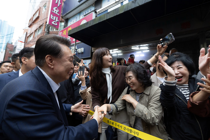 지난 22일 부산 초량시장을 방문해 시민과 악수하는 윤석열 대통령