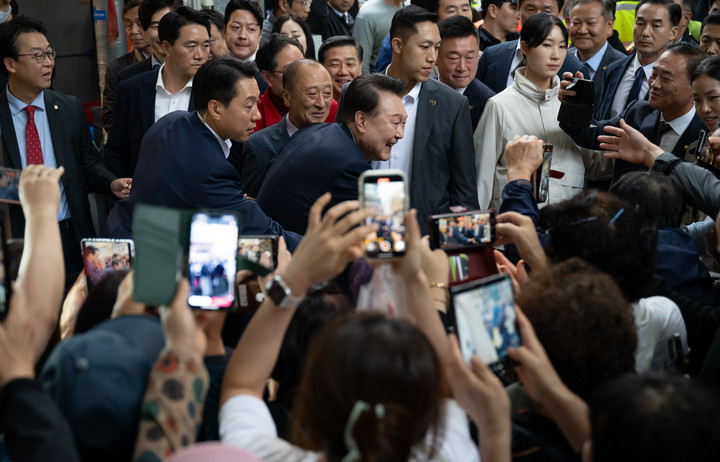 지난 22일 부산 초량시장을 방문해 시민들과 인사를 나누는 윤석열 대통령 