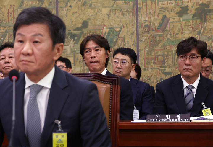 지난달 24일 국회 문화체육관광위원회 전체회의에 출석한 정몽규 대한축구협회장 뒤로 홍명보 축구대표팀 감독과 이임생 대한축구협회 기술총괄이사가 앉아 있는 모습