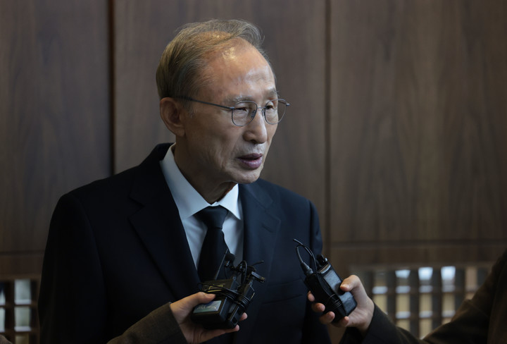 지난 23일 서울 송파구 서울아산병원에 마련된 이상득 전 국회부의장의 빈소에 조문한 이명박 전 대통령