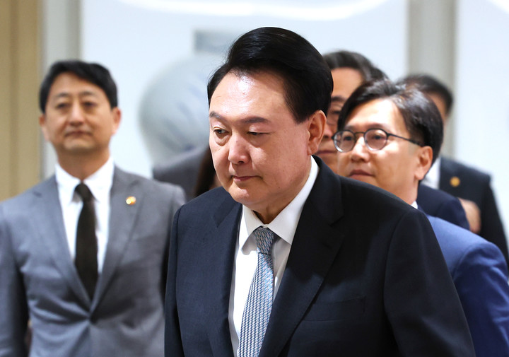 29일 서울 용산 대통령실 청사에서 열린 국무회의에 입장하고 있는 윤석열 대통령