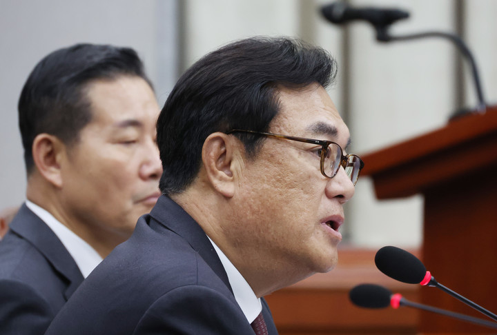 1일 국회에서 열린 운영위원회 국정감사에서 의원 질의에 답하고 있는 정진석 대통령실 비서실장