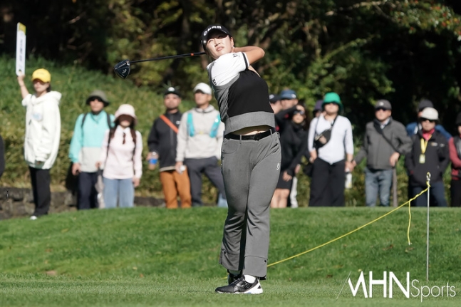 마다솜이 3일 열린 S-OIL 챔피언십 최종라운드에서 샷을 하고 있다.