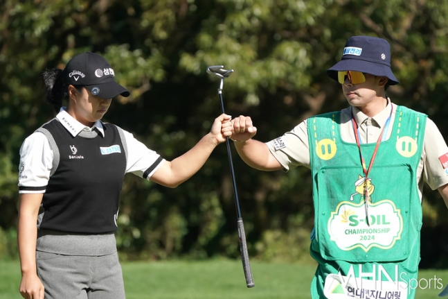 마다솜이 3일 열린 S-OIL 챔피언십 최종라운드에서 버디를 잡아낸 후 캐디와 인사하고 있다.