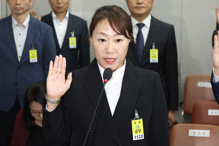 지난 1일 서울 여의도 국회에서 열린 운영위원회 국정감사에서 선서하고 있는 강혜경 씨