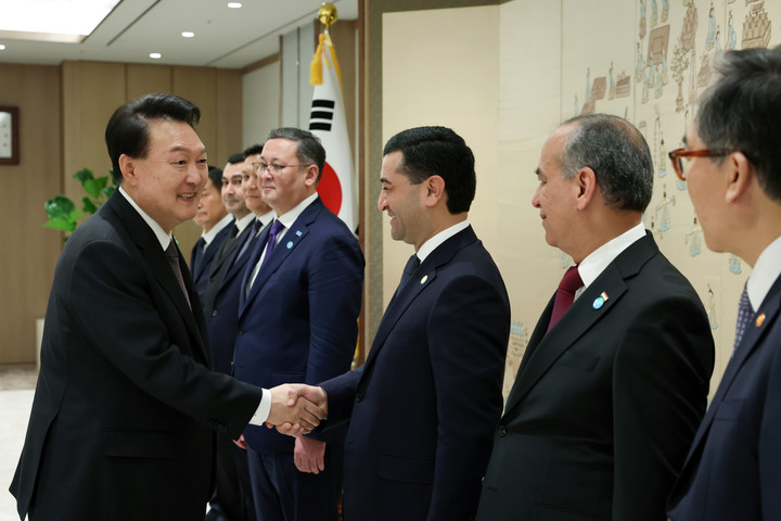 지난 4일 '제17차 한-중앙아 협력 포럼' 참석을 위해 한국을 방문한 중앙아시아 5개구 대표단을 만나 접견하고 있는 윤석열 대통령