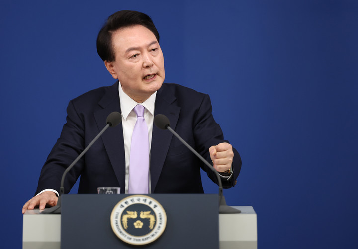 7일 서울 용산 대통령실 청사에서 열린 기자회견에서 질의에 답하고 있는 윤석열 대통령
