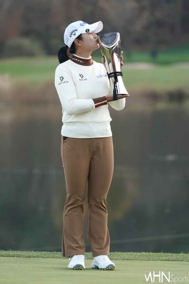 마다솜이 10일 끝난 SK텔레콤 SK쉴더스 챔피언십에서 2주 연속 우승을 차지한 후 포즈를 취하고 있다.