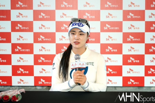 윤이나가 10일 열린 SK텔레콤 SK쉴더스 최종라운드를 마친 후 소감을 밝히고 있다.