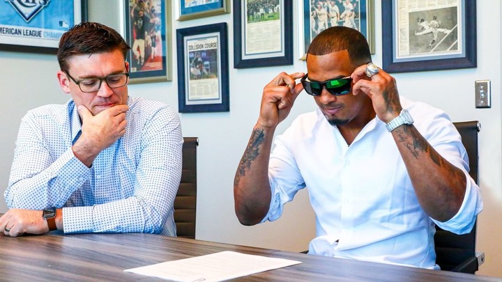 (탬파베이와 지난 2021년 초대형 연장계약을 체결하고 있는 프랑코)