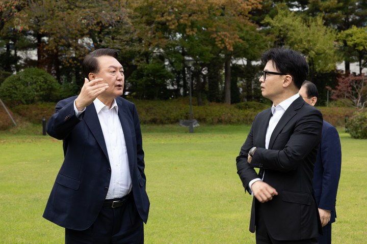 지난 10월 21일 서울 용산 대통령실 파인그라스 앞에서 대화를 나누고 있는 윤석열 대통령과 한동훈 국민의힘 대표