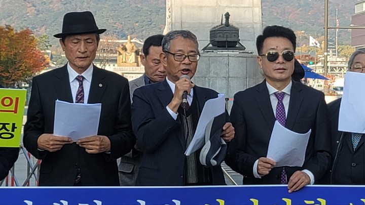 (가운데) 송운학 개헌개혁행동마당 상임의장