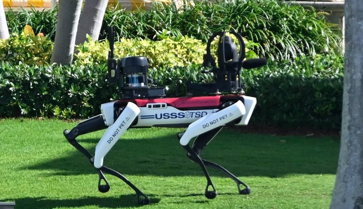 보스턴다이내믹스 '스팟'이 도널드 트럼프 당선인 저택에서 경호 중이다.