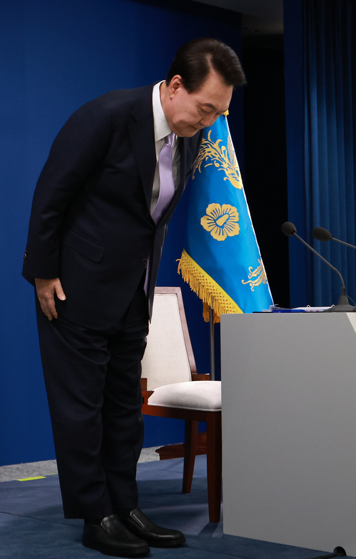 지난 7일 오전 서울 용산 대통령실 청사에서 국민들에게 사과하며 인사하고 있는 윤석열 대통령