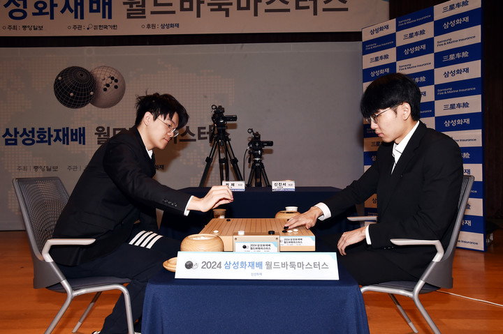 신진서 9단(오른쪽)과 커제 9단이 대국을 하고 있다. (사진=한국기원 제공)