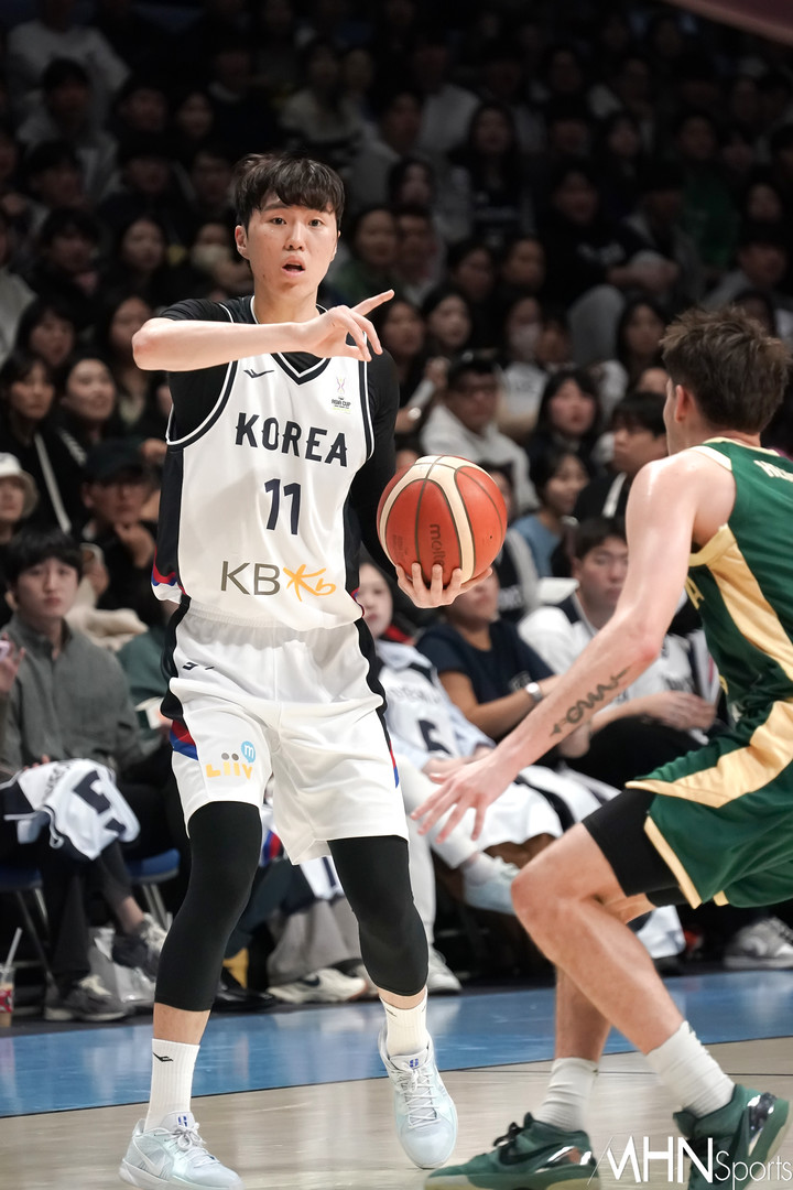 [mhn포토] 이우석, 작전은 코드 넘버 원 < 포토뉴스 < 농구 < 스포츠 < 기사본문 - MHNsports / MHN스포츠 [mhn포토] 이우석, 작전은 코드 넘버 원