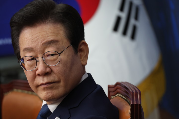 25일 서울 여의도 국회에서 열린 최고위원회의에 참석한 이재명 더불어민주당 대표