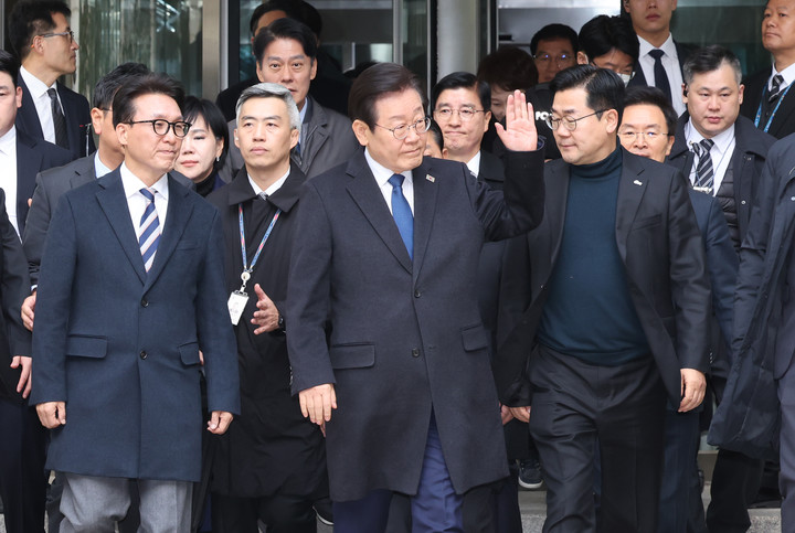 이재명 더불어민주당 대표가 25일 오후 서울 서초구 서울중앙지법에서 열린 '위증교사 혐의' 사건 1심 선고 공판에 출석한 뒤 취재진에게 입장을 밝히고 있다.