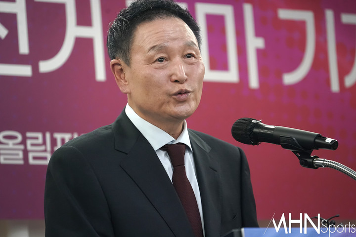25일 대한축구협회장 선거 출마 기자회견에 참석한 허정무 대전하나시티즌 전 이사장