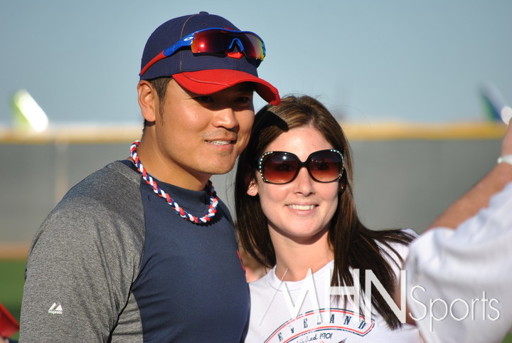 (클리브랜드 시절의 추신수가 구단행사에서 여성팬과 기념촬영을 해주고 있다)