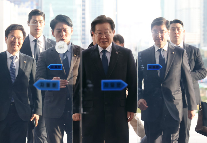 지난 25일 '위증교사 혐의' 관련 1심에서 무죄를 선고받고 미소를 지으며 국회에 들어서는 이재명 더불어민주당 대표