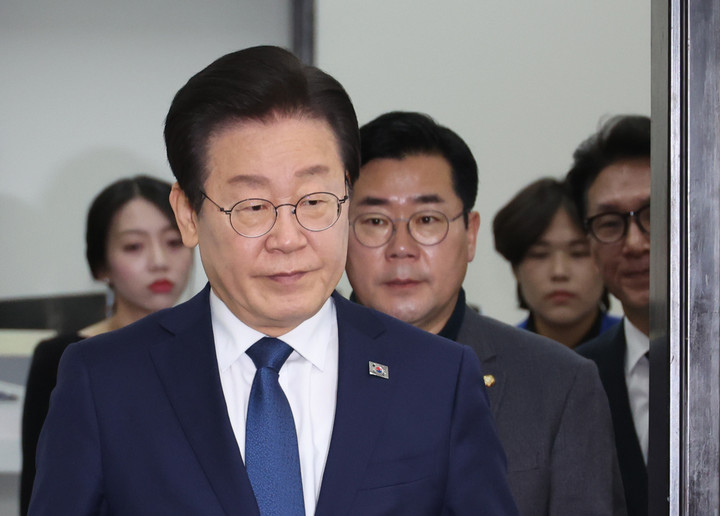 지난 25일 국회에서 열린 최고위원회의에 참석하는 이재명 더불어민주당 대표. 위 사진은 해당 기사와 관련 없음.