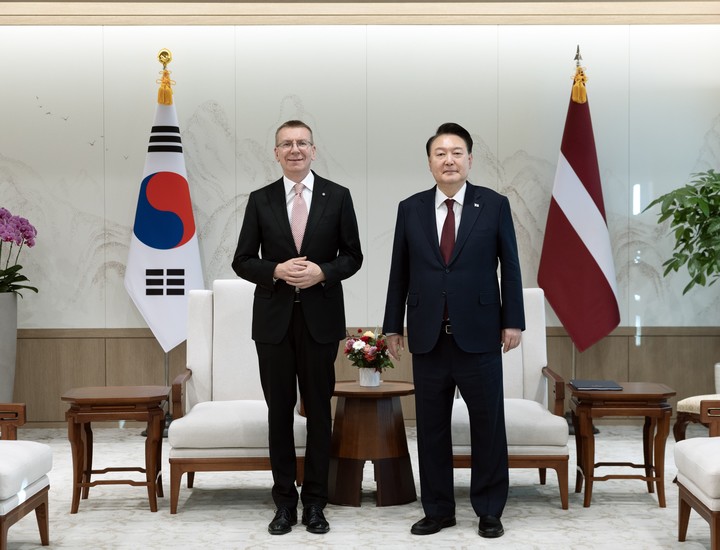 28일 서울 용산 대통령실 청사에서 열린 '한-라트비아 정상회의'에서 기념촬영을 하고 있는 에드가르스 린케비치스 라트비아 대통령과 윤석열 대통령