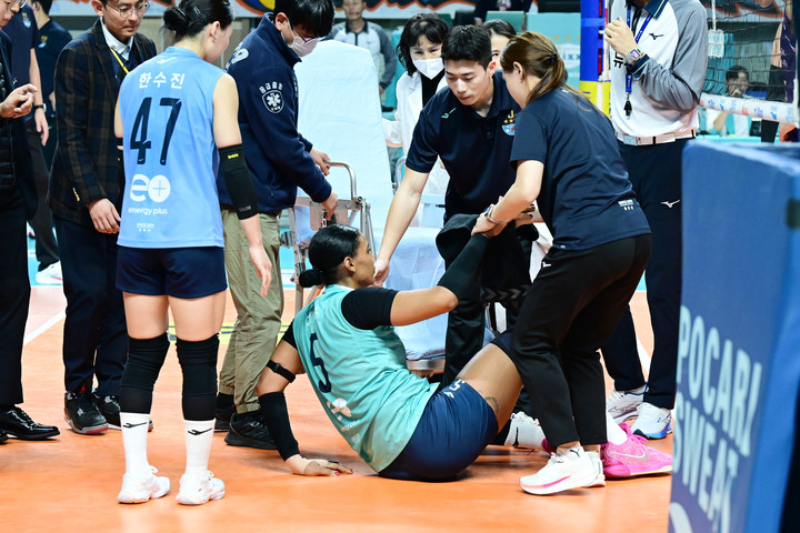 GS칼텍스 실바가 부상당해 앉아있다