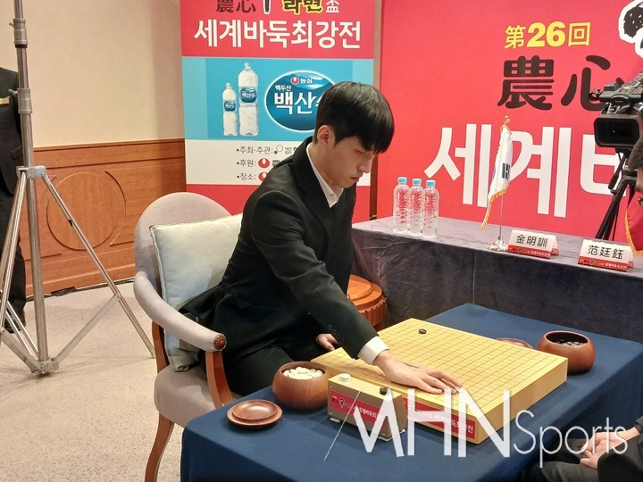 김명훈 9단이 반상에 첫 수를 두고 있다.(사진=MHN스포츠 엄민용 선임기자)