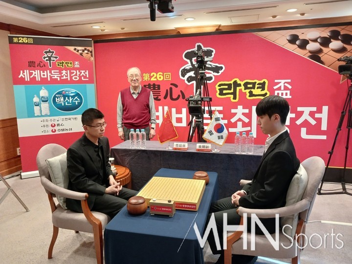 본격적인 승부에 들어가기에 앞서 숨을 고르고 있는 김명훈 9단(오른쪽)과 판팅위 9단을 박준 농심홀딩스 부회장이 바라보고 있다.(사진=MHN스포츠 엄민용 선임기자)