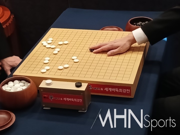 김명훈 9단과 판팅위 9단이 대국 전에 돌을 가리고 있다. 그 결과 김명훈 9단이 백돌을 잡았다.(사진=MHN스포츠 엄민용 선임기자)