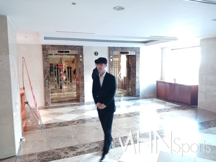 김명훈 9단이 대국장으로 걸어오고 있다.(사진=MHN스포츠 엄민용 선임기자)