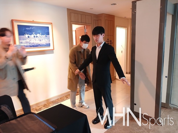 대국장에 들어가기 전 몸 수색을 받는김명훈 9단. 대국장에는 전자시계 등 모든 전자장비의 반입이 금지돼 있다.(사진=MHN스포츠 엄민용 선임기자)