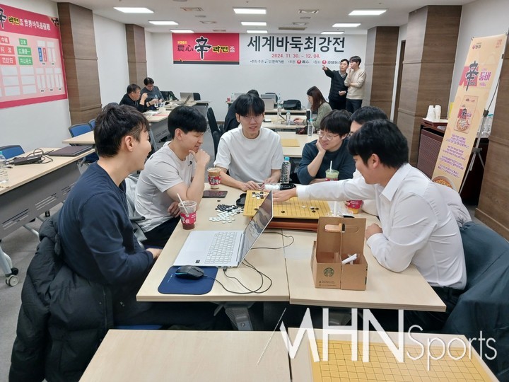 홍민표 국가대표팀 감독과 박정환·신진서 9단 등 한국 대표 선수들이 검토실에서 김명훈 9단의 대국을 검토하며 승리를 응원하고 있다.(사진=MHN스포츠 엄민용 선임기자)