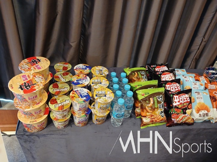 선수들을 위해 준비된 간식들. 농심신라면배답게 먹을거리와 마실거리가 풍성하다.(사진=MHN스포츠 엄민용 선임기자)