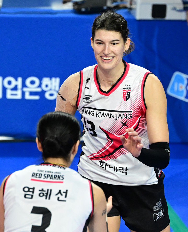 블로킹 7-2, 서브 5-1...정관장, 갈 길 바쁜 IBK 7연승 막았다...한국전력 5연패 탈출 (종합) < 배구 < 스포츠 < 기사본문 - MHN / 엠에이치앤... 