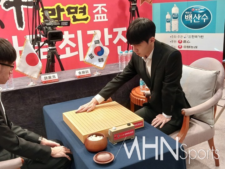 김명훈 9단이 반상에 첫 수를 두고 있다.(MHN스포츠 엄민용 선임기자)