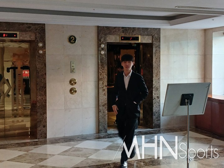 김명훈 9단이 대국장으로 들어서고 있다.(MHN스포츠 엄민용 선임기자)