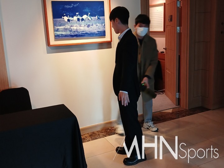 대국장에 들어가기에 앞서 몸 수색을 받고 있는 김명훈 9단. 대국장에 휴대전화 등 반입 금지 물품을 가지고 들어오면 반칙패를 당할 수 있다.(MHN스포츠 엄민용 선임기자)