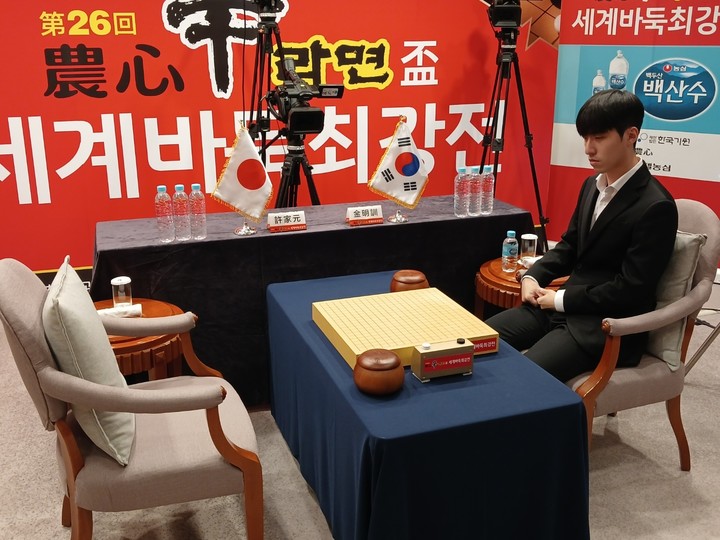 대국장에 먼저 들어와 상대를 기다리고 있는 김명훈 9단.(MHN스포츠 엄민용 선임기자)