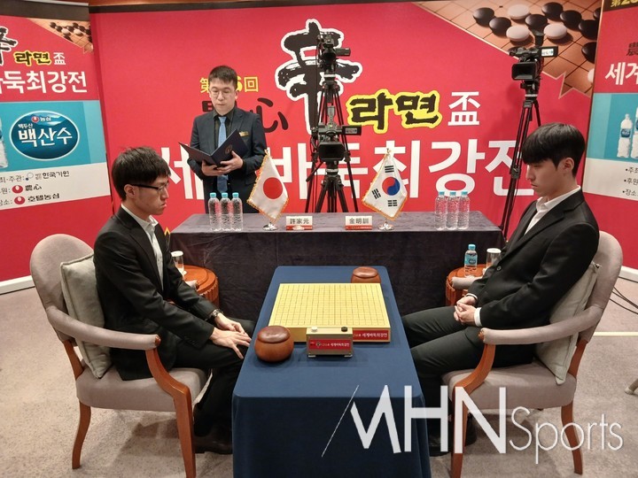 김명훈 9단과 쉬자위안 9단이 대국을 기다리며 마지막 승부호흡을 고르고 있다.(MHN스포츠 엄민용 선임기자)