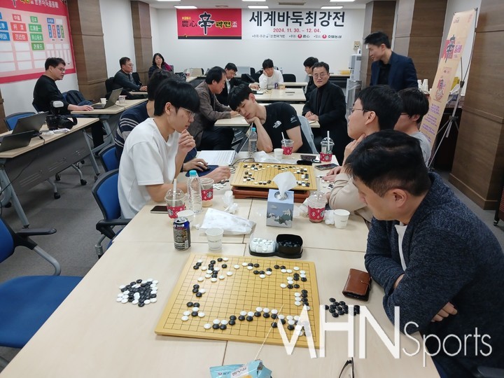 신진서 9단 등 한국 선수들이 김명훈 9단의 승부를 지켜보며 승리를 기원하고 있다.(MHN스포츠 엄민용 선임기자)