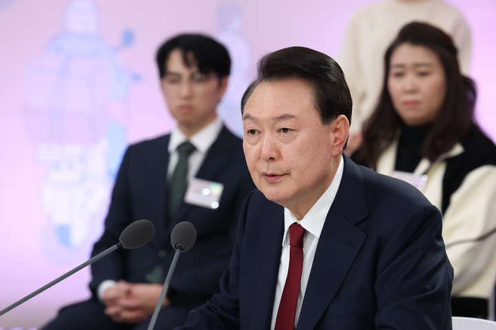 지난 2일 충남 공주시 아트센터 고마에서 '다시 뛰는 소상공인-자영업자, 활력 넘치는 골목상권'을 주제로 민생토론회를 하고 있는 윤석열 대통령