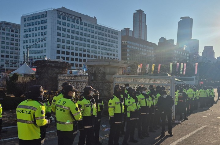 4일 오전 9시 국회의사당 앞을 경찰들이 통제하고 있다.