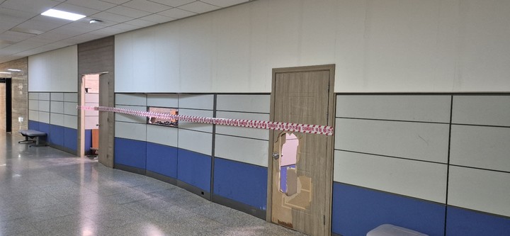 4일 국회 본관 일부 문이 훼손됐다. 