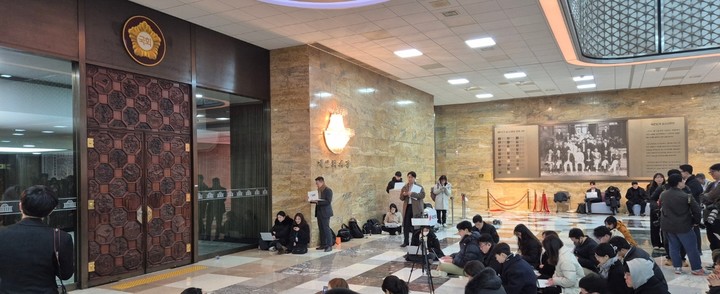 4일 9시 국회 본관 제2회의실 앞