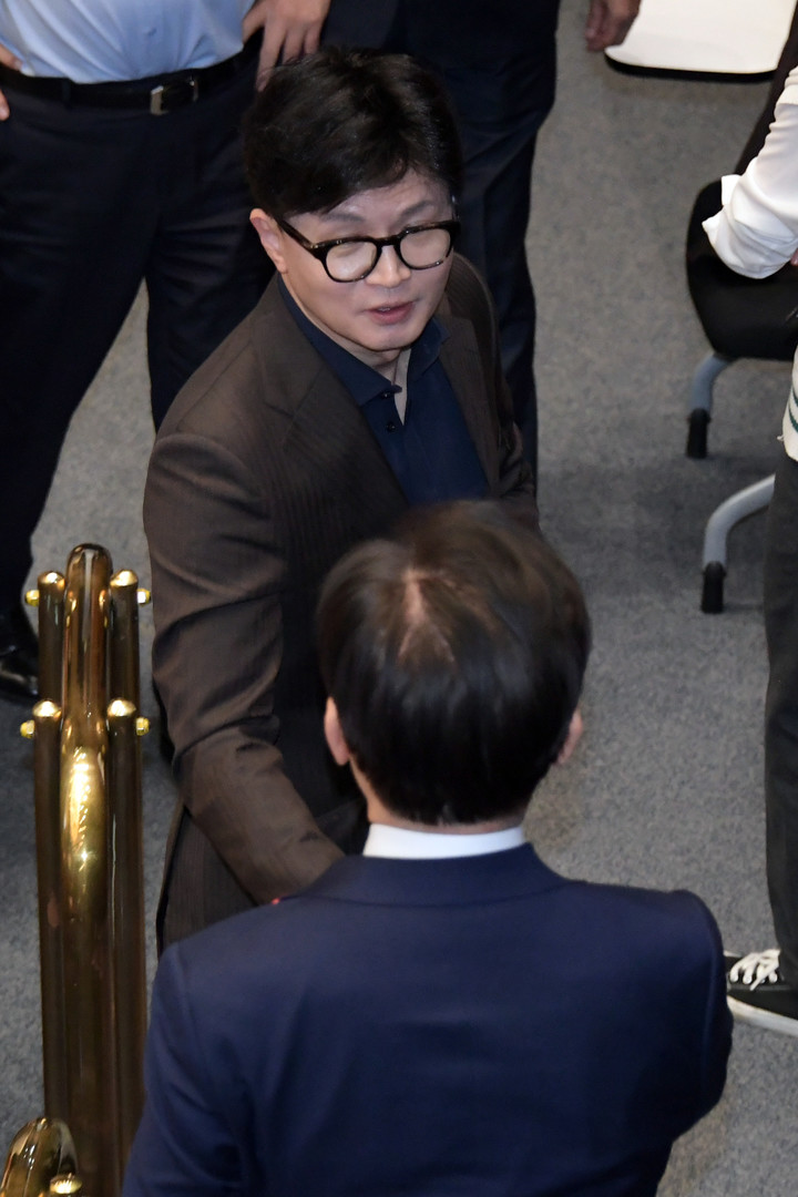 4일 서울 여의도 국회 본회의장에서 한동훈 국민의힘 대표와 이재명 더불어민주당 대표가 인사하고 있다.