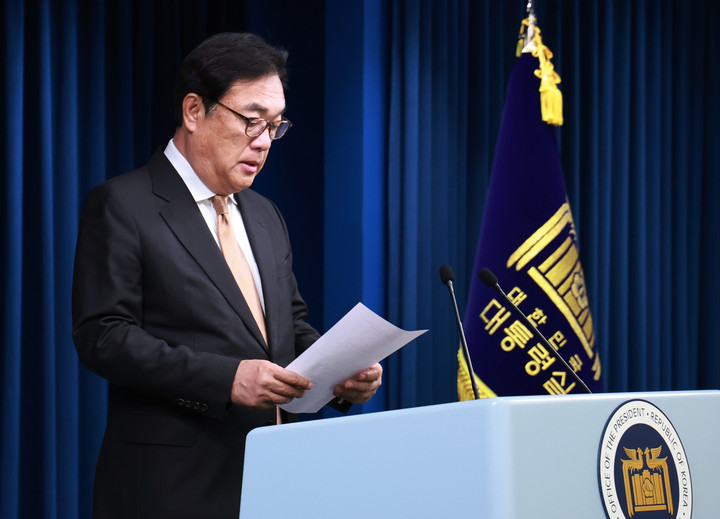 5일 정진석 대통령 비서실장이 서울 용산 대통령실 청사에서 신임 국방부 장관 인사 발표를 준비하고 있다.